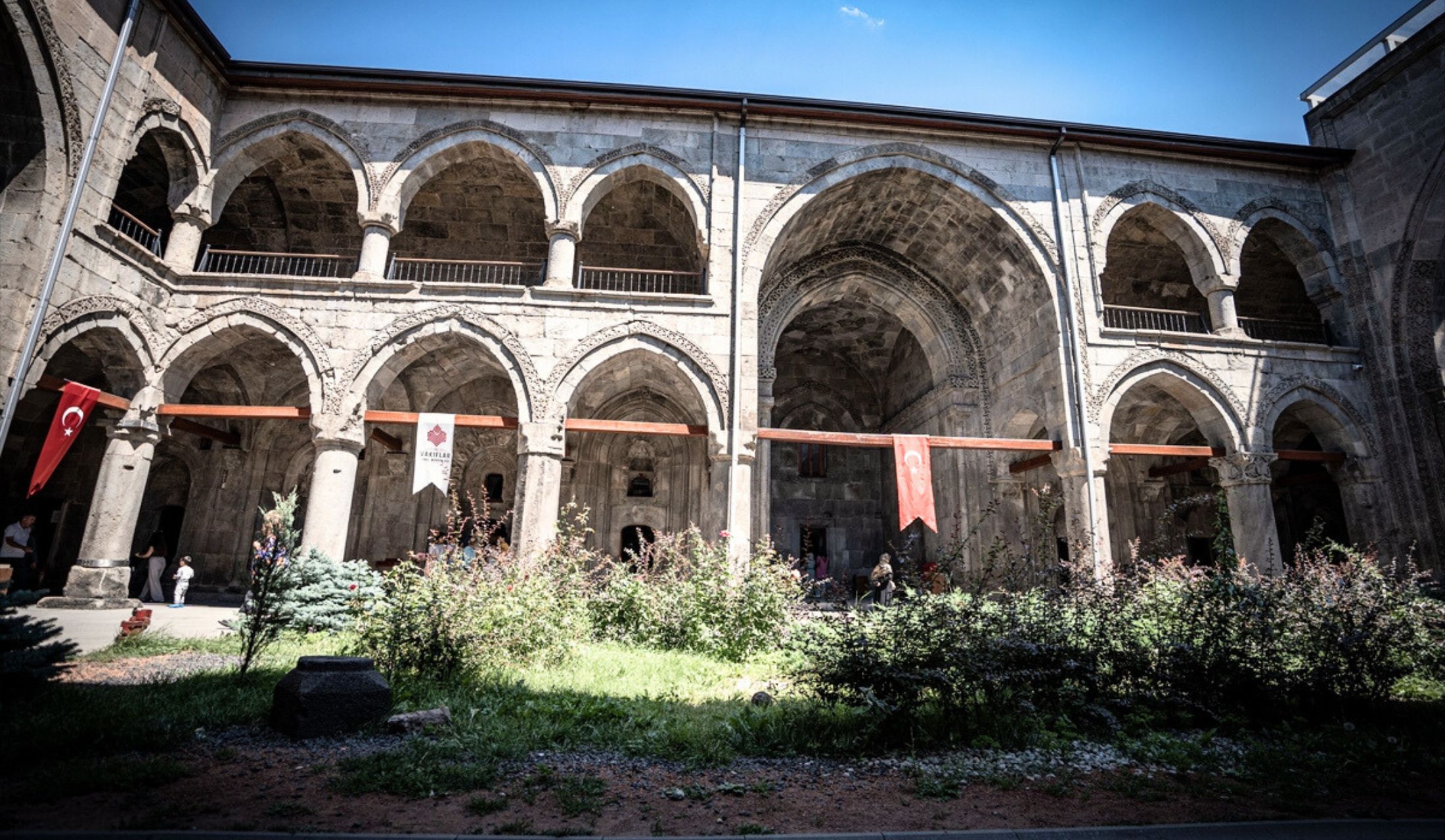 Çifte Minareli Medrese, Sergilediği Tarihi Eserlerle Ziyaretçileri Büyülüyor