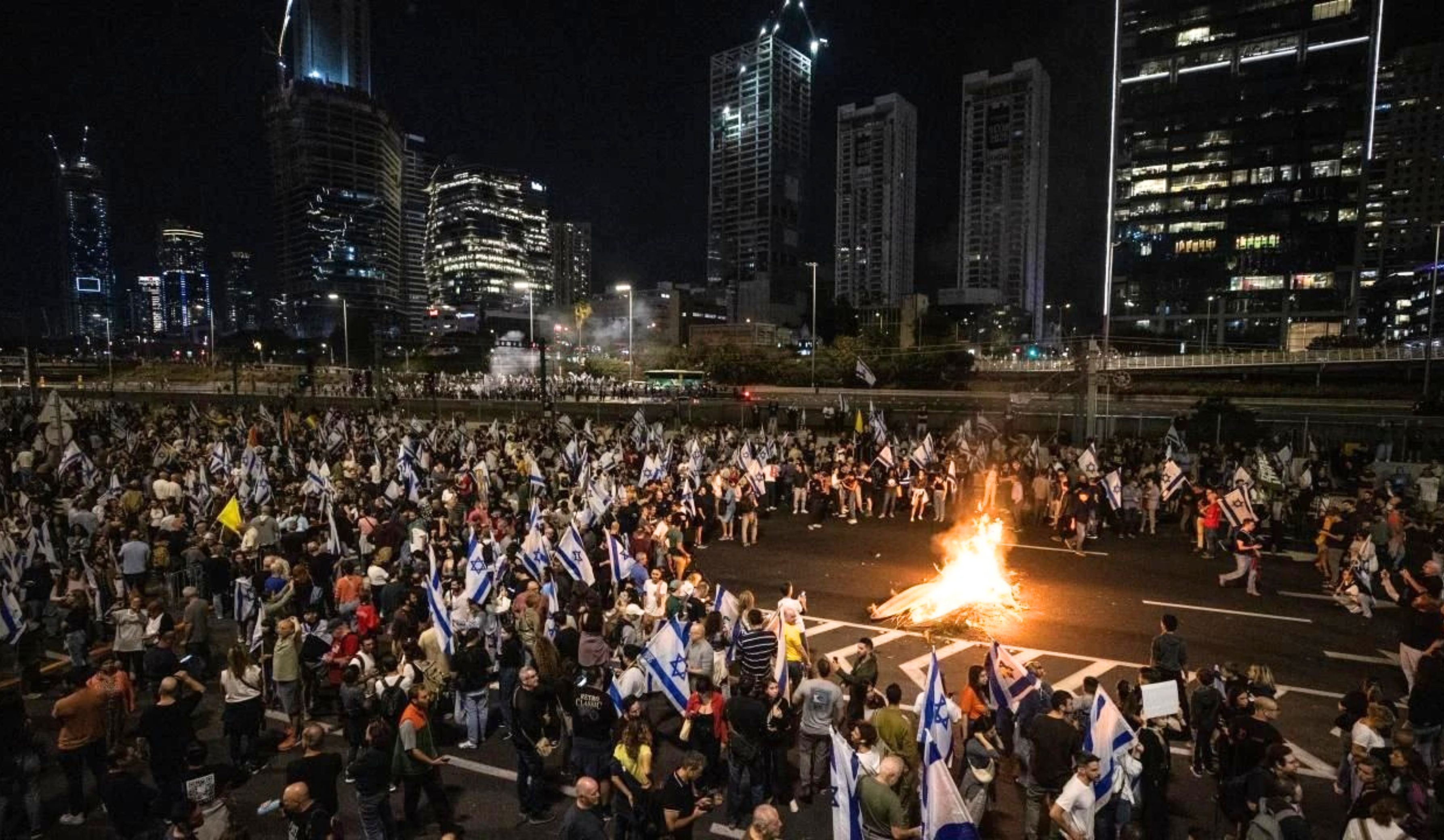 Gallant’ın görevden alınmasının ardından Tel Aviv’de protestolar