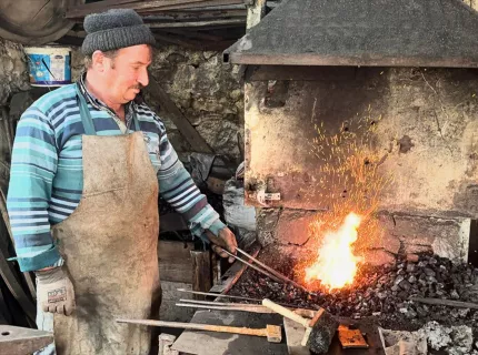 Dedesinin Vasiyetini Yerine Getirmek İçin 40 Yıldır Çekiç Sallıyor