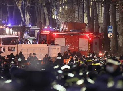 Gürcistan'da Seçim Gerginliği! Göstericilerin Kapattığı Caddeler Polis Tarafından Açıldı