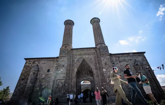 Çifte Minareli Medrese, Sergilediği Tarihi Eserlerle Ziyaretçileri Büyülüyor