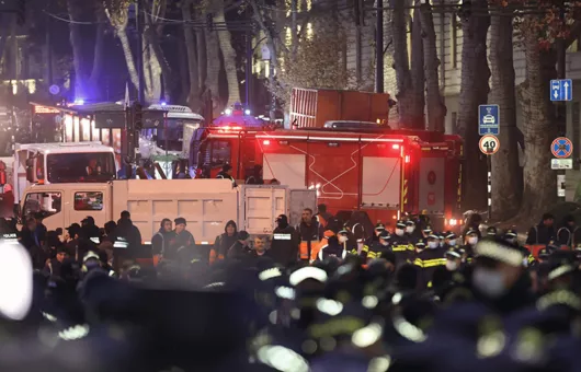 Gürcistan'da Seçim Gerginliği! Göstericilerin Kapattığı Caddeler Polis Tarafından Açıldı