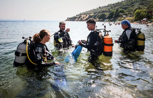 Hem Yeni Dalgıçlar Yetiştiriyor Hem de Marmara'nın Su Altı Canlılığını Keşfediyor